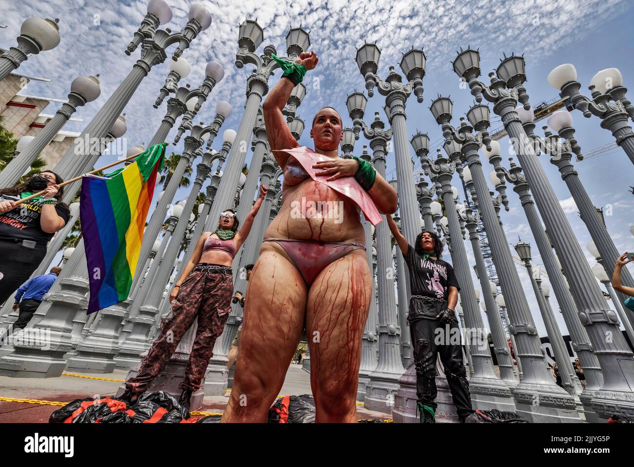 Los Angeles, Stati Uniti. 28th luglio 2022. Due donne veterane della catena di organizzazione del RiseUp4AbortionRights si sono occupate della mostra “Urban Lights” fuori dal Los Angeles County Museum of Art. Si sono inoltre occupate di sangue simulato e protestano per i diritti di aborto legale a livello nazionale. 7/28/2022 Los Angeles, CA., USA (Photo by Ted Soqui/SIPA USA) Credit: Sipa USA/Alamy Live News Foto Stock