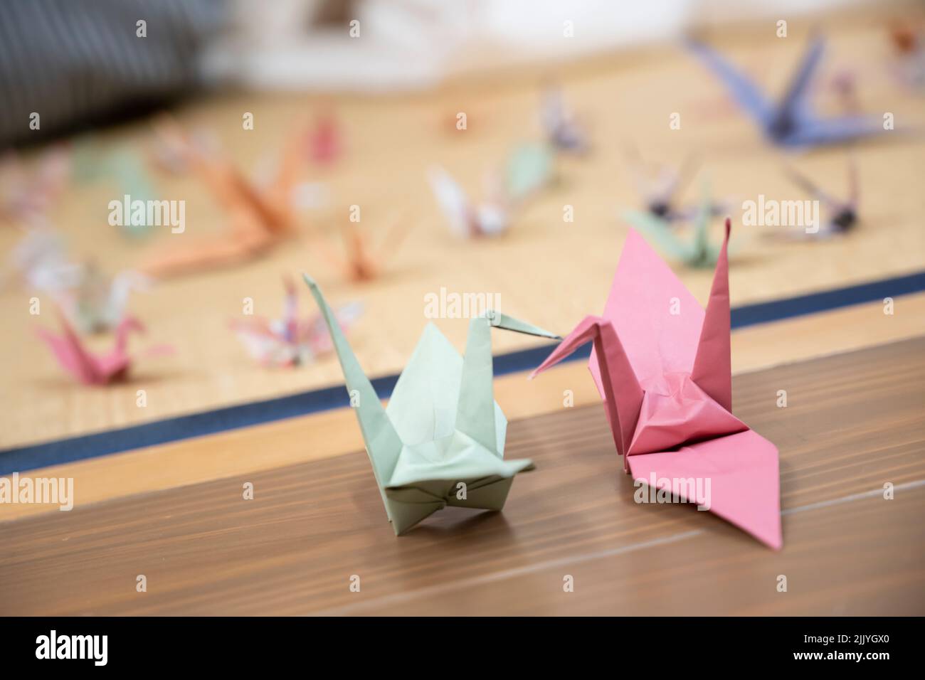 Due autogru di origami che attaccano i becco insieme Foto Stock