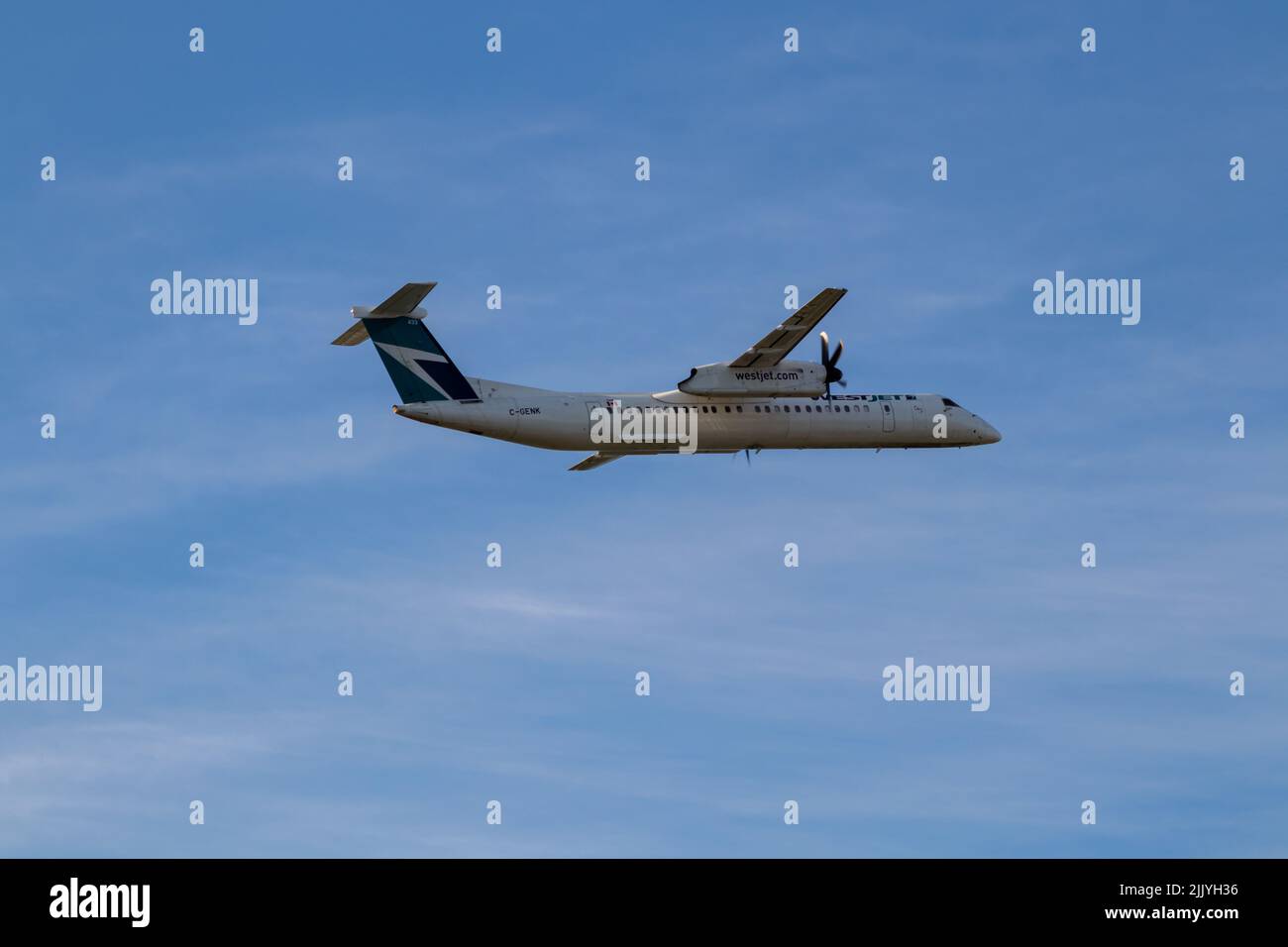 Montreal, Quebec, Canada 07-04-2022: WestJet Q400 decollo da Montreal. Registrazione C-GENK. Foto Stock