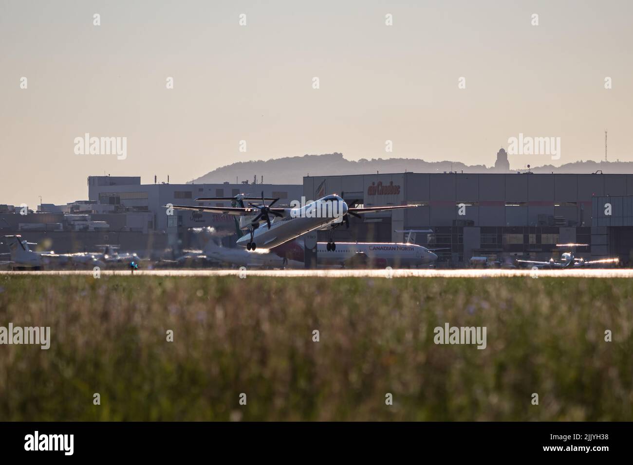 Montreal, Quebec, Canada 07-04-2022: WestJet Q400 decollo da Montreal. Registrazione C-GENK. Foto Stock