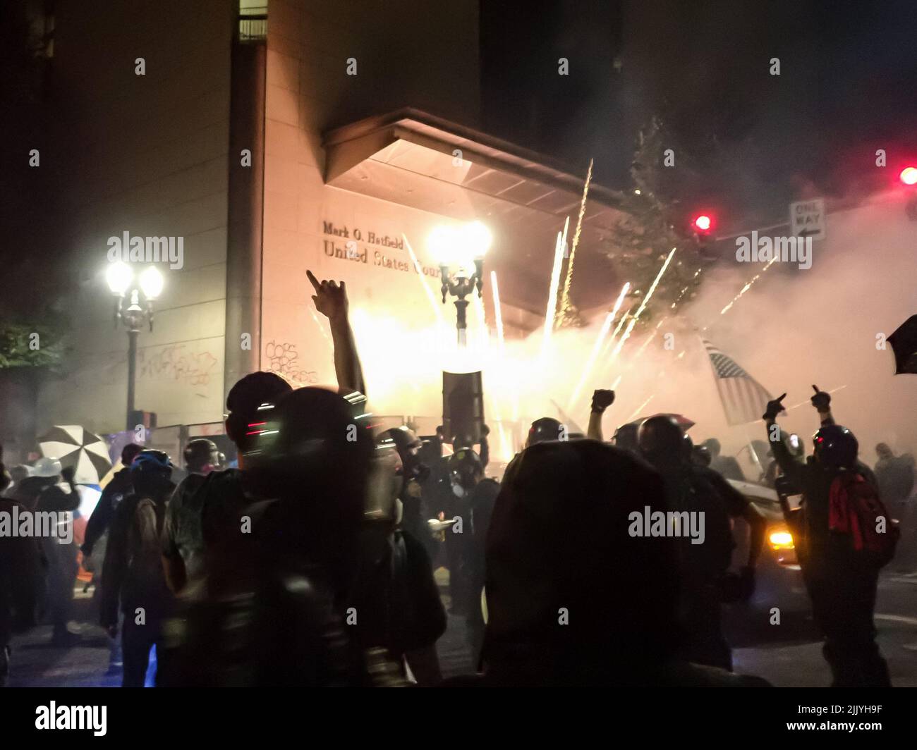 I fuochi d'artificio esplodono presso il tribunale federale durante una protesta Black Lives Matter a Portland, Oregon Foto Stock