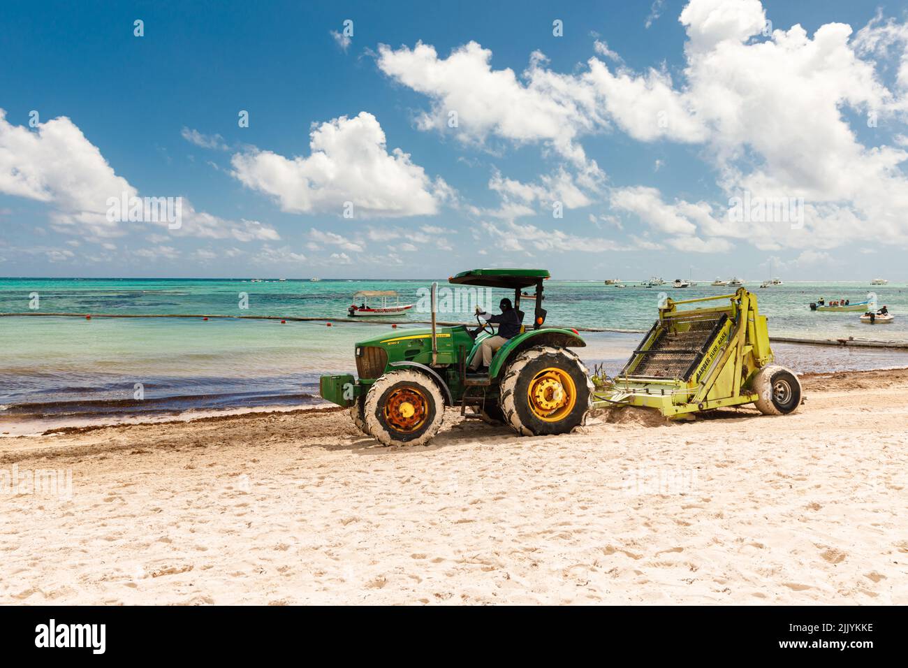 07.24.2022. Repubblica Dominicana Bavaro Punta cana Province la Altagracia. Alghe marine sulla spiaggia. Alghe sargassum. Problema ecologico dei Caraibi. Foto Stock