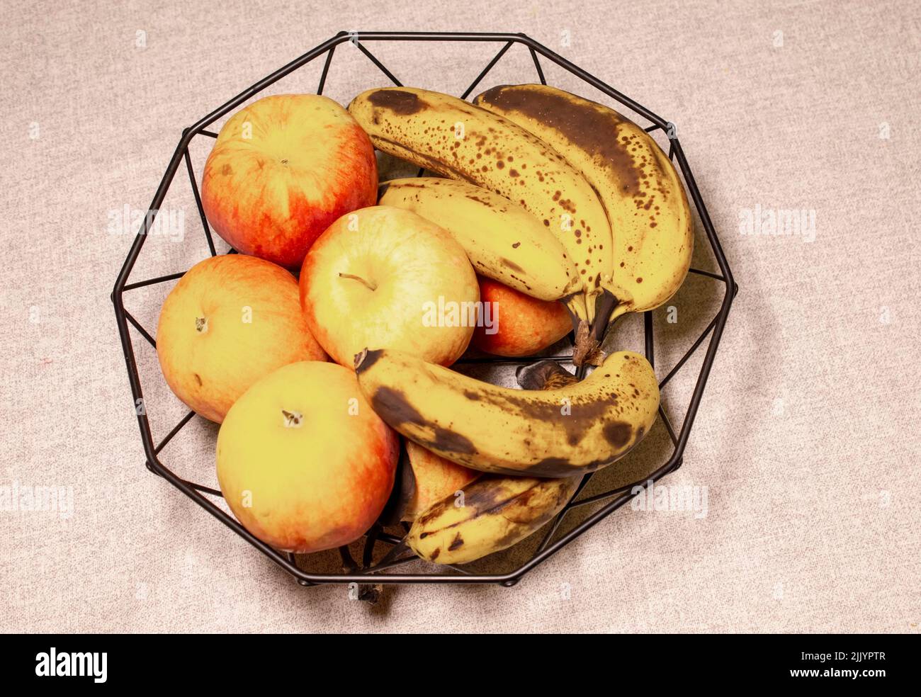 banana di frutta rovinata, melograno, mela, limone Foto Stock