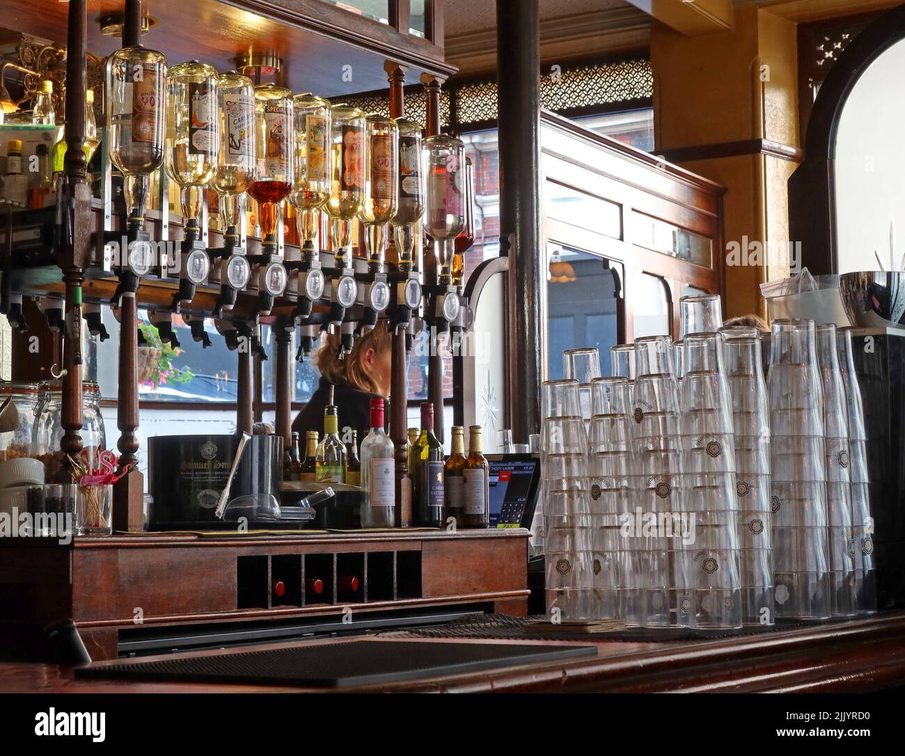 All'interno dell'area bar e dell'ottica spiritosa, al pub White Horse Sam Smiths, Soho, 45 Rupert Street Soho Londra, Inghilterra, Regno Unito, W1D 7PJ Foto Stock