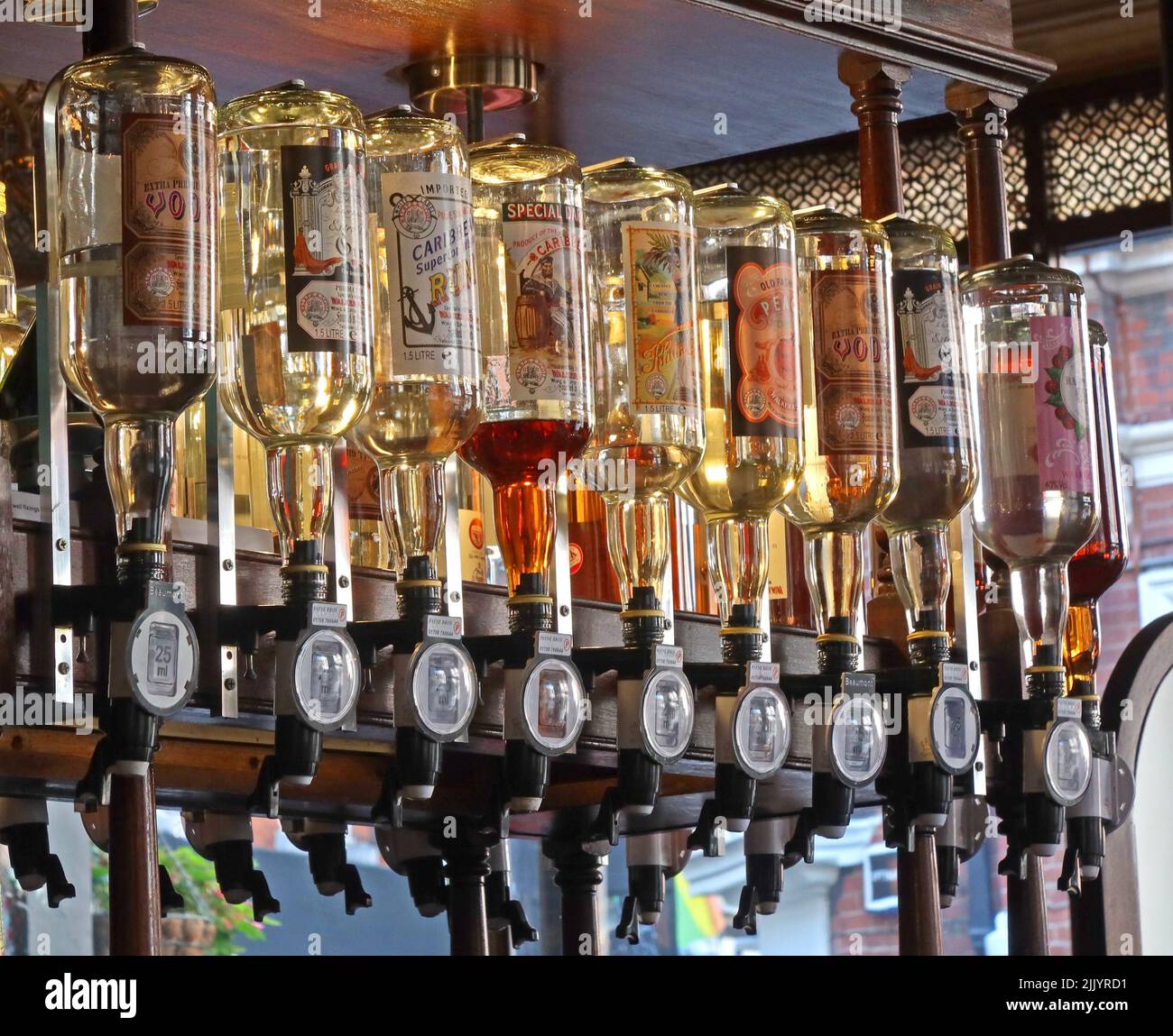 All'interno dell'area bar e dell'ottica spiritosa, al pub White Horse Sam Smiths, Soho, 45 Rupert Street Soho Londra, Inghilterra, Regno Unito, W1D 7PJ Foto Stock