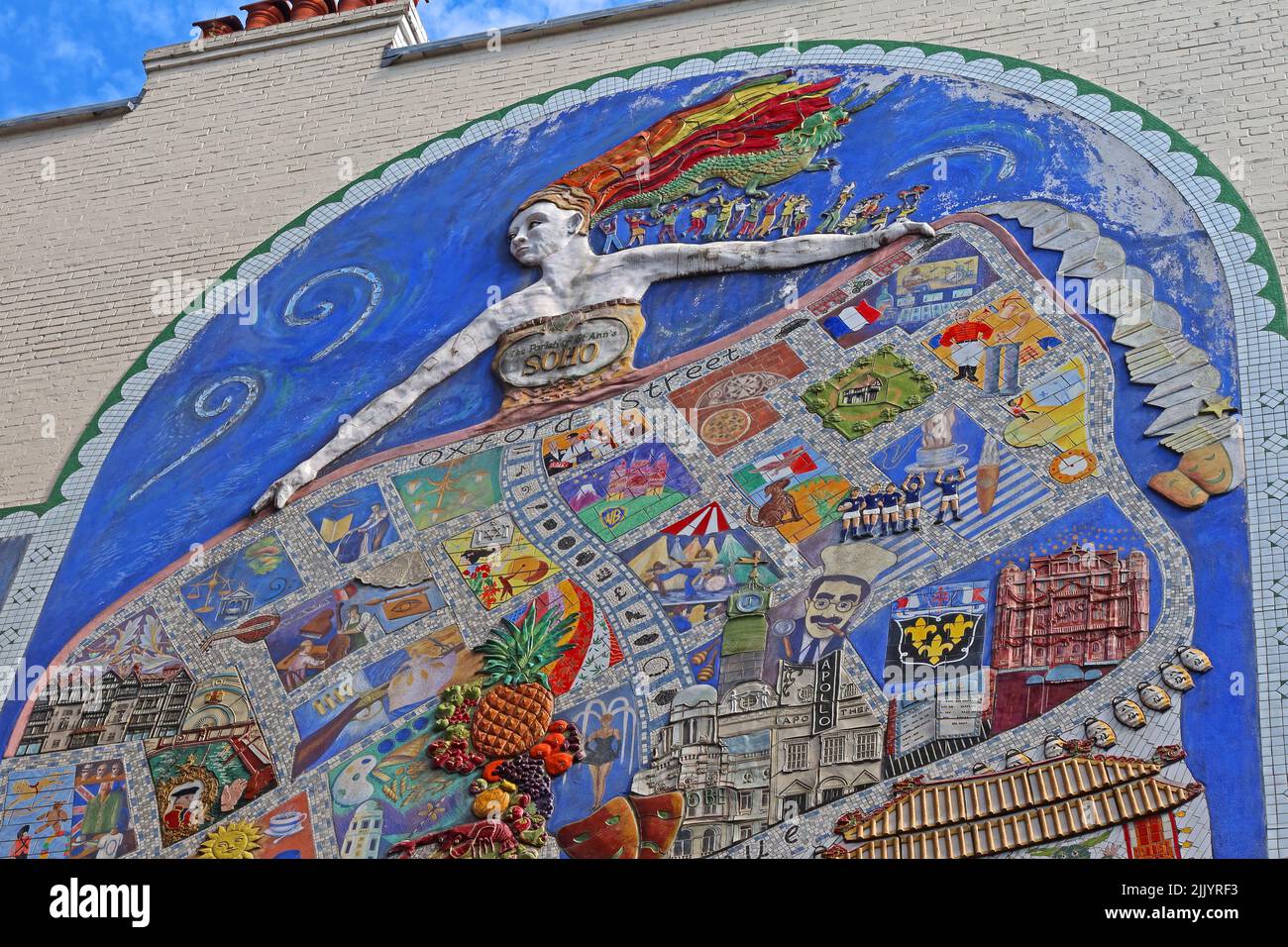 La Parrocchia di St Annes, Soho, murale di fine timpano, Carnaby St, Londra, Inghilterra, Regno Unito, W1F 9PS - restaurato nel 2006 Foto Stock