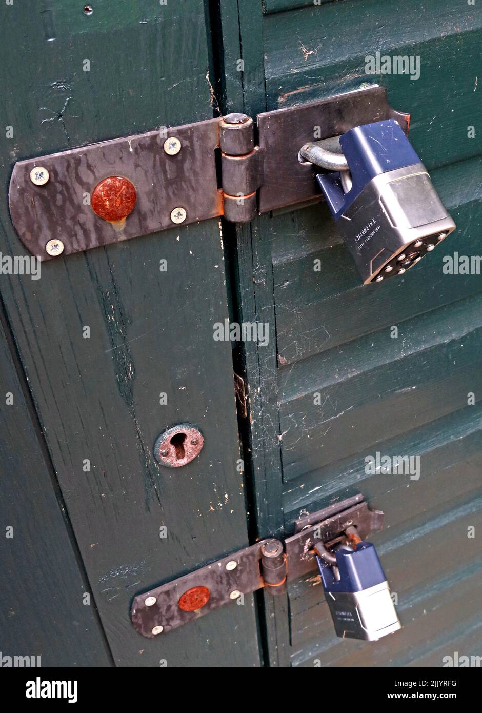 Lucchetti e passerelli di buona qualità - mantenere un capannone del giardino sicuro, sicurezza domestica nel giardino - serrature & segni Foto Stock