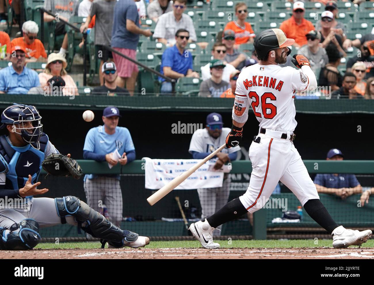 Baltimora, Stati Uniti. 28th luglio 2022. BALTIMORA, MD - 28 LUGLIO: L'altalena persa da Baltimore Orioles il fielder di sinistra Ryan McKenna (26) invia la palla al catcher Rene Pinto di Tampa Bay (50) durante una partita MLB tra i Baltimore Orioles e i raggi di Tampa Bay, il 28 luglio 2022, all'Orioles Park a Camden Yards, a Baltimora, Maryland. (Foto di Tony Quinn/SipaUSA) Credit: Sipa USA/Alamy Live News Foto Stock