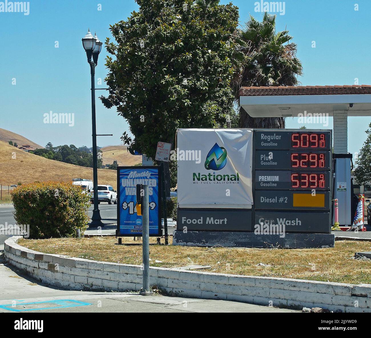 California distributore di benzina prezzi segno elettronico. Foto Stock