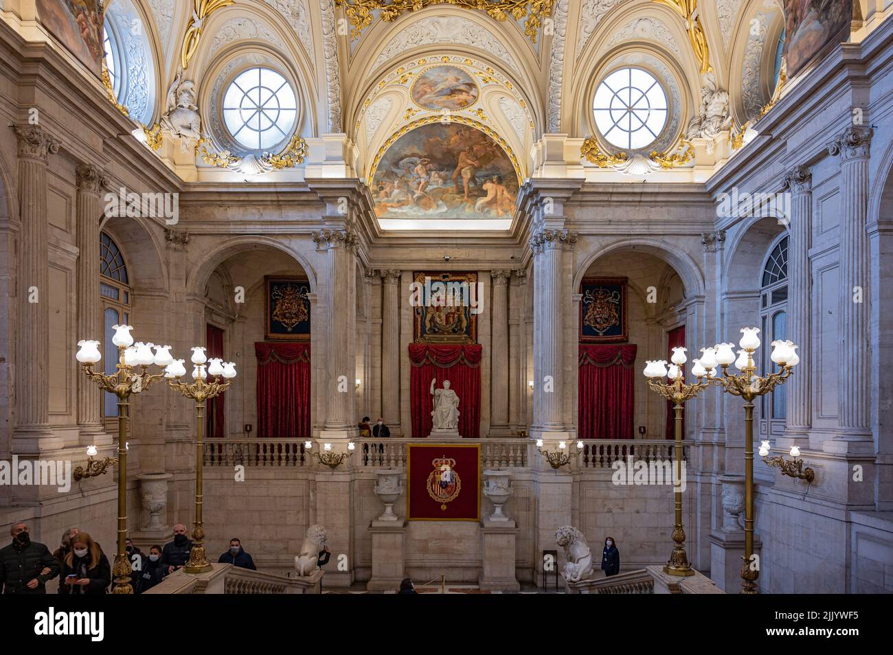 Un lussuoso interno del Palazzo reale di Madrid con i turisti Foto Stock
