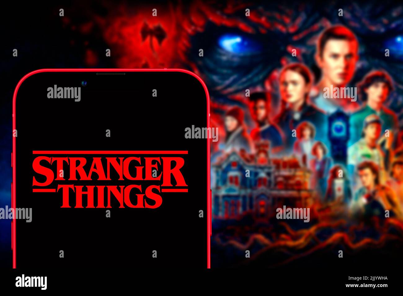 Stati Uniti, New York. Domenica 29 settembre 2022.Computer tastiera con l'iPhone 11 pro con il logo Stranger Things. Le cose estraneo sono un Amer Foto Stock