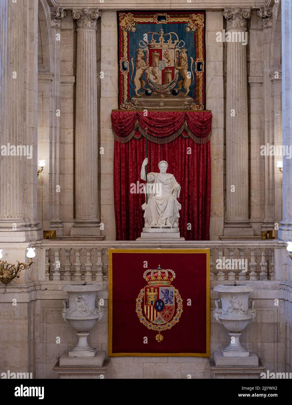 Una foto verticale di un lussuoso interno del Palazzo reale di Madrid Foto Stock