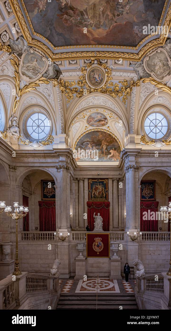Uno scatto verticale di un lussuoso interno del Palazzo reale di Madrid Foto Stock