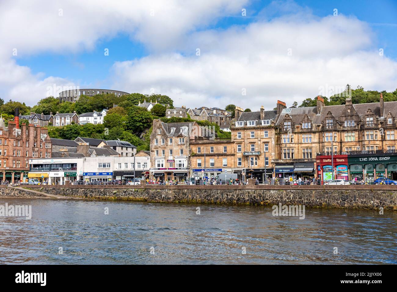 Il centro di Oban, la torre McCaigs e il lungomare sulla costa occidentale della Scozia giorno di sole estati in 2022, Scozia, Regno Unito Foto Stock