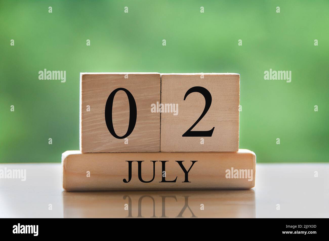 Luglio 2 calendario data testo su blocchi di legno con sfondo sfocato parco. Concetto di calendario Foto Stock