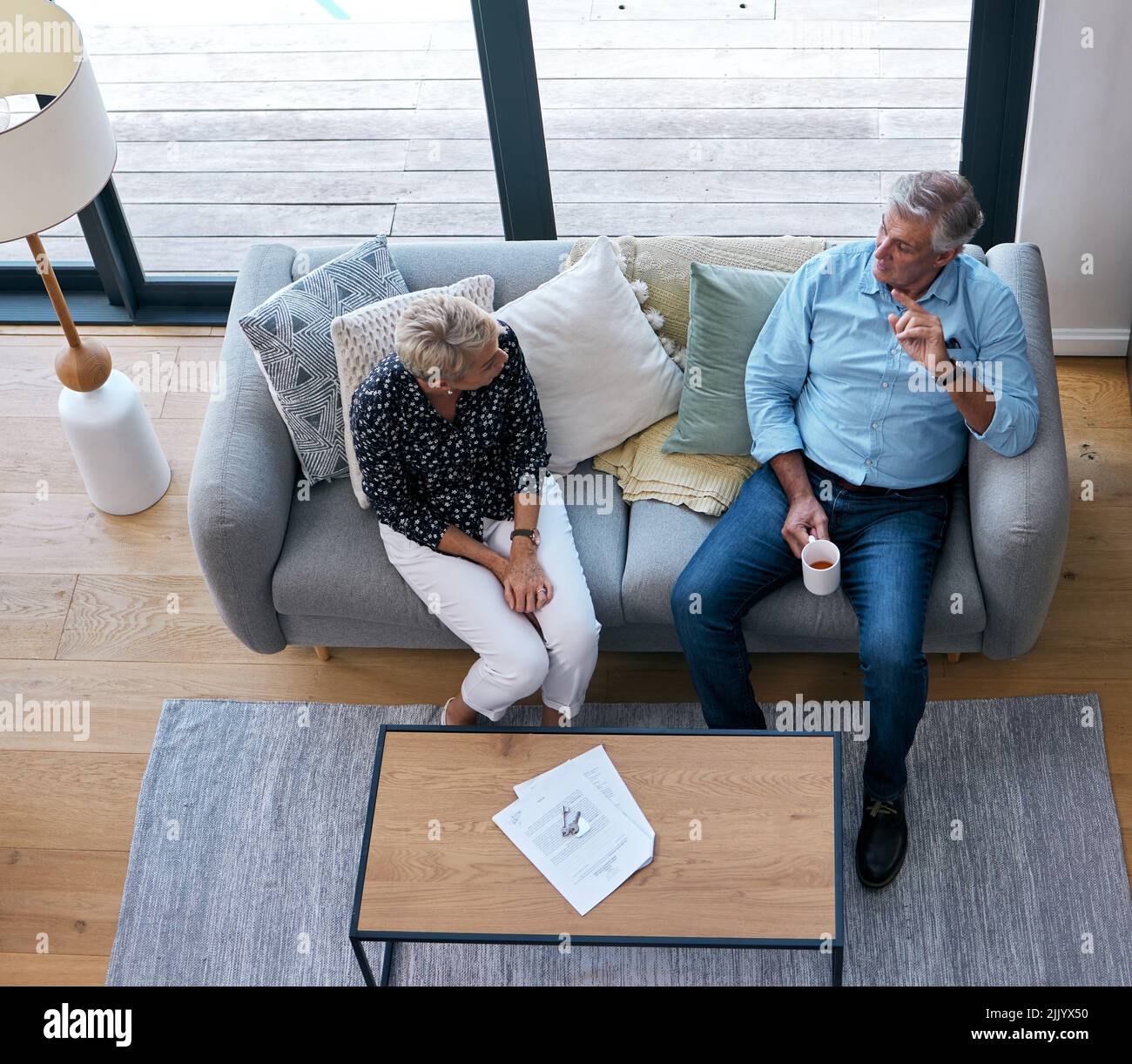 Theres mólto discusse. Un realtor maschio anziano che passa con il lavoro di ufficio con un cliente. Foto Stock