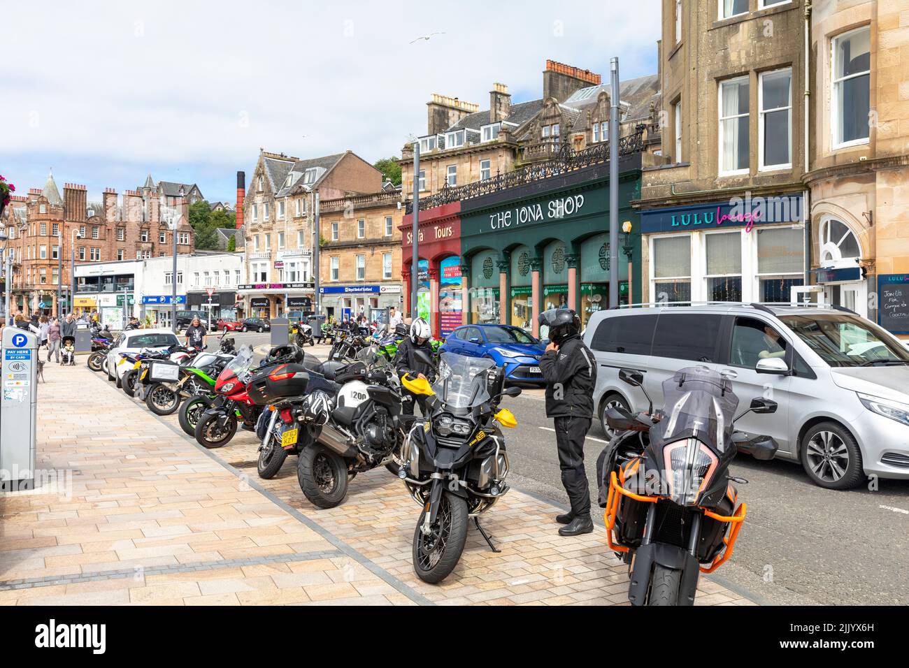 Oban costa occidentale della Scozia, motociclisti e motociclette in un gruppo di tour si incontrano nel centro di Oban, estate 2022, Scozia, Regno Unito Foto Stock