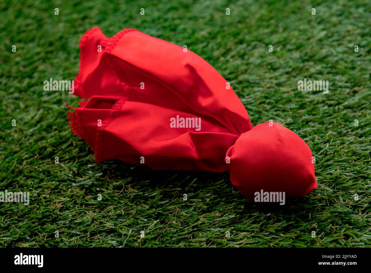 Bandiera rossa di sfida lanciata sul campo concetto per allenatore sfidare la partita precedente e il calcio americano Foto Stock