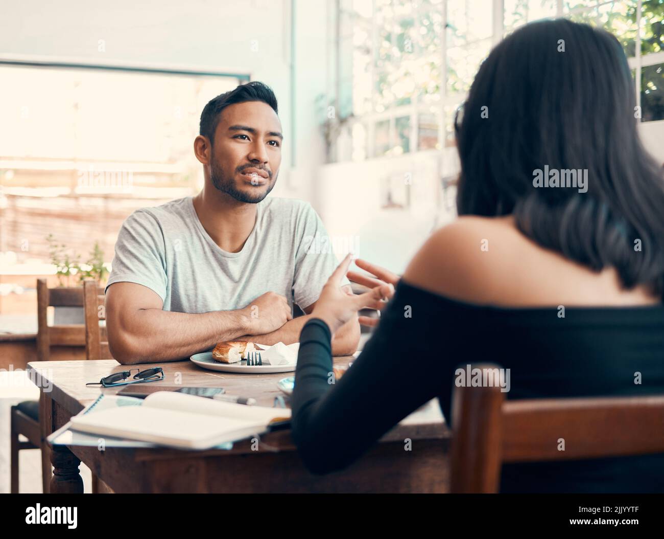 Coppia, dating e caffè data mentre ragazzo serio e ragazza con buona comunicazione durante il pranzo. Uomo e donna che parlano di proposta di business Foto Stock