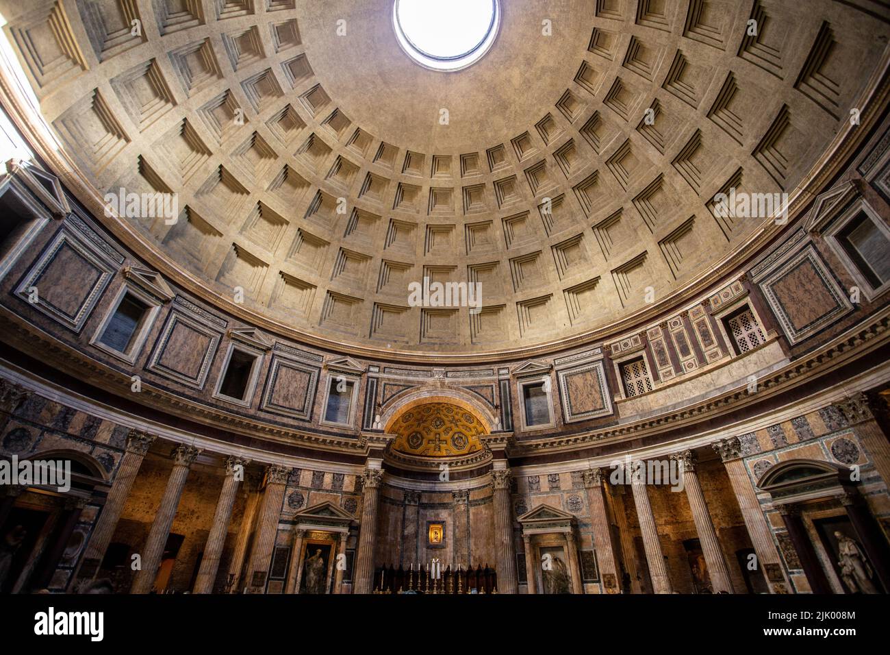 Roma, Italia - May21 2019: Cupola del Pantheon interno, all'interno di un tetto a cupola in piazza della rotonda, con lucernario rotondo. Popolare italia turismo vista. Foto Stock