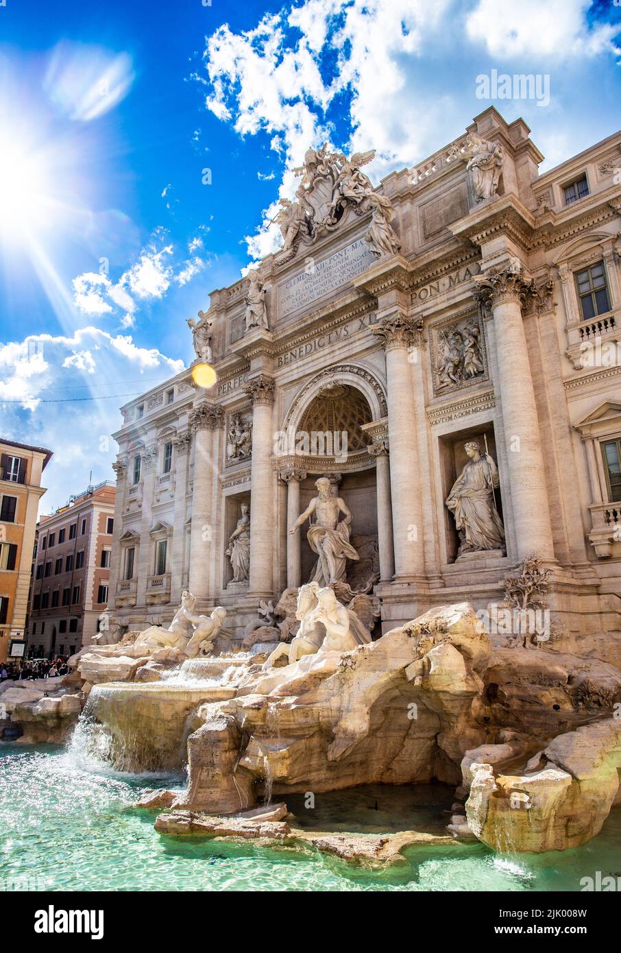La famosa fontana di trevi a roma, un bellissimo punto di riferimento culturale per i turisti. Scultura in stile barocco architettura antica. Foto Stock