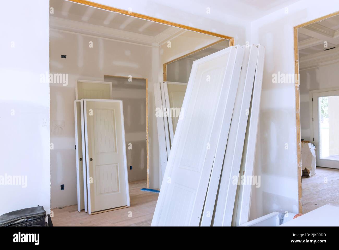 I il processo di preparazione delle porte interne in legno per l'installazione nella nuova casa Foto Stock