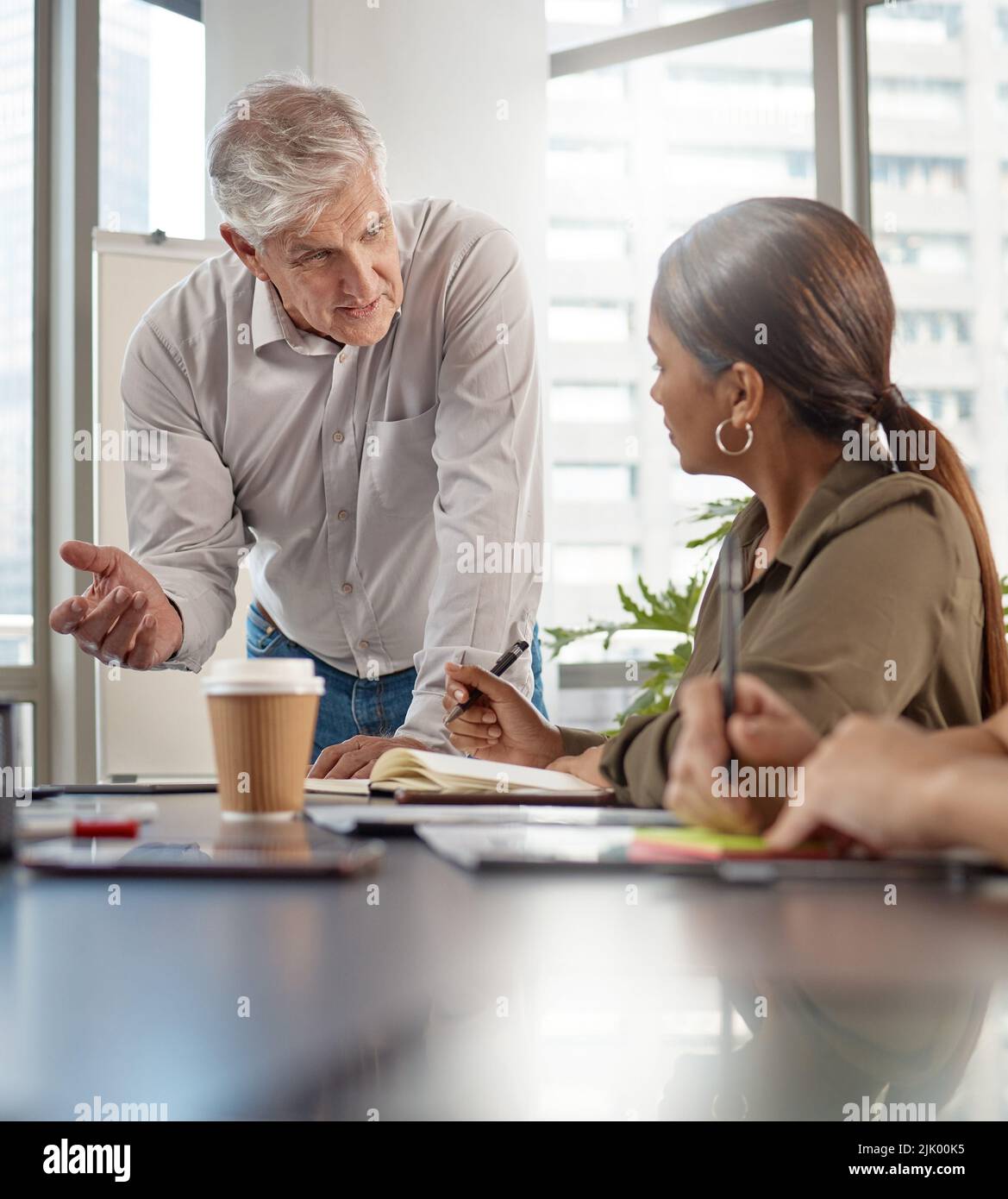 Che cosa è il prossimo l'ordine del giorno. Un uomo d'affari maturo che parla in una riunione sul lavoro. Foto Stock