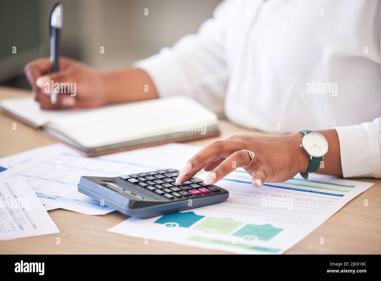 Finanza, contabilità e analisi dei dati per la pianificazione del gettito fiscale e il calcolo di una nuova strategia finanziaria. Contabile professionista che lavora con i rapporti bancari Foto Stock