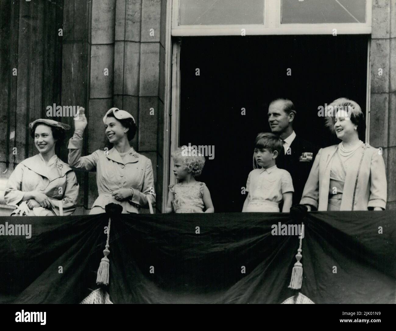05 maggio 1954 - Londra, Inghilterra, Regno Unito - la REGINA ELISABETTA, seconda da sinistra, ondeggia verso la grande folla fuori Buckingham Palace, quando apparve sul balcone questo pomeriggio con IL PRINCIPE FILIPPO il duca di Edimburgo, seconda da destra dietro, il loro figlio, IL PRINCIPE CARLO, terza da destra, La figlia ANNA, terza da sinistra, LA REGINA MADRE, destra, E LA PRINCIPESSA MARGARET, sinistra. (Credit Image: © Keystone Press Agency/ZUMA Press Wire) Foto Stock