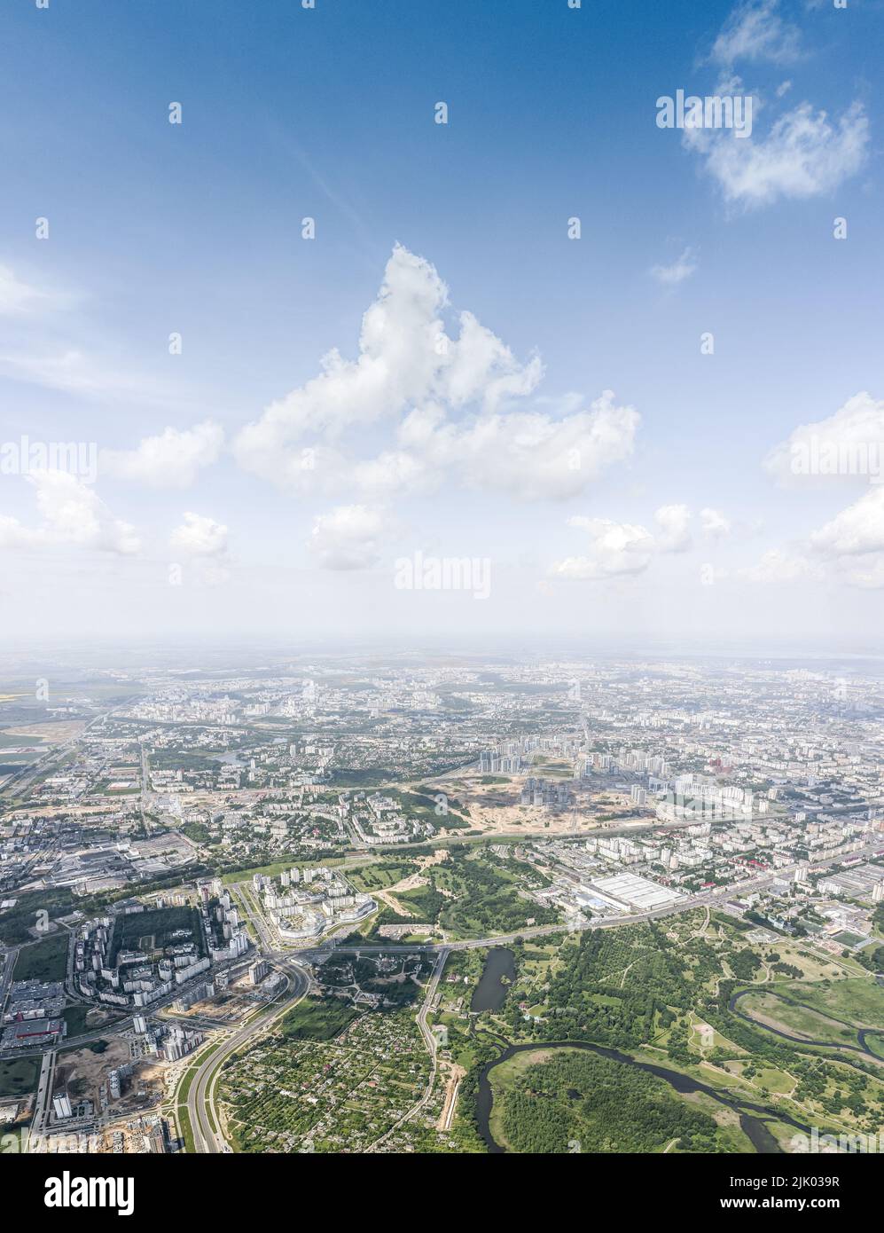 vista panoramica della città in giornata di sole. quartiere residenziale vicino al parco verde. panorama aereo verticale. Foto Stock