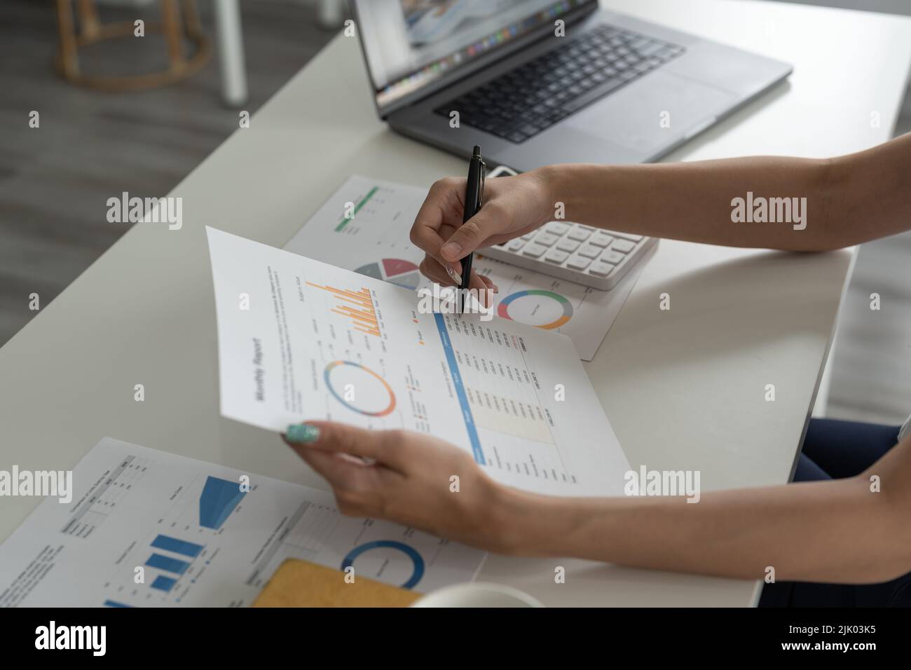 businesswoman lavoro dati documento grafico grafico rapporto marketing ricerca sviluppo pianificazione gestione strategia di analisi finanziaria contabilità Foto Stock