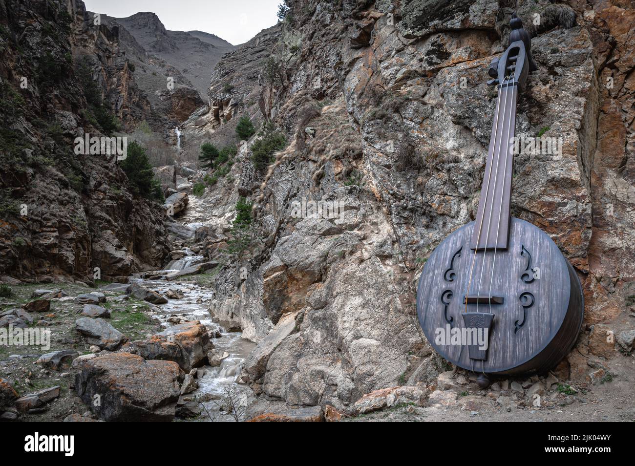 Gigantesco strumento a corda contro rocce e cascate che attraversano la gola. Digoria, Ossezia settentrionale. Foto Stock