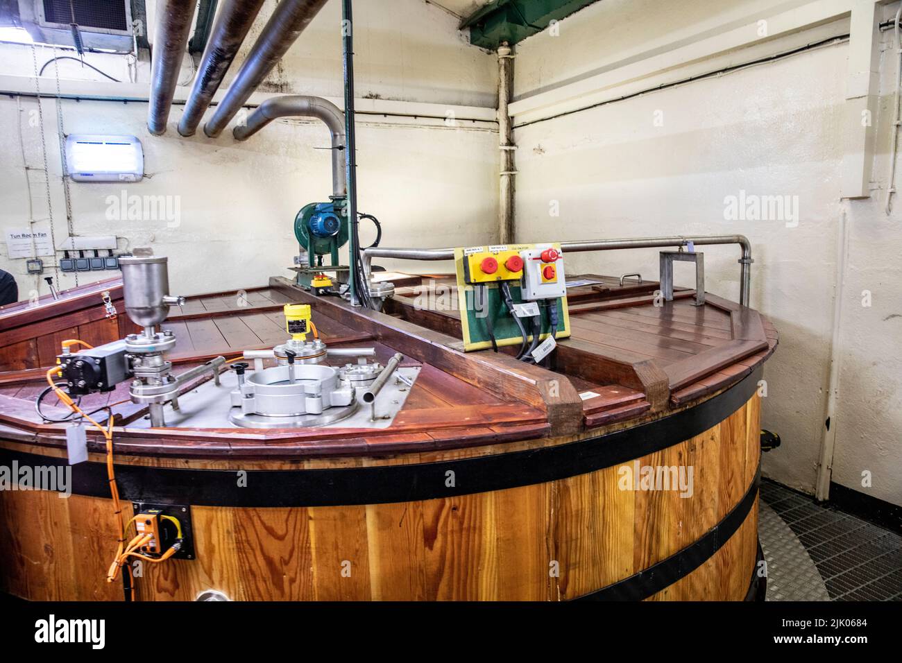 Interno della distilleria di whisky Oban e sala ton con lavorazioni della distilleria per produrre whisky single malt, Oban, Highlands scozzesi, Scozia, Regno Unito Foto Stock