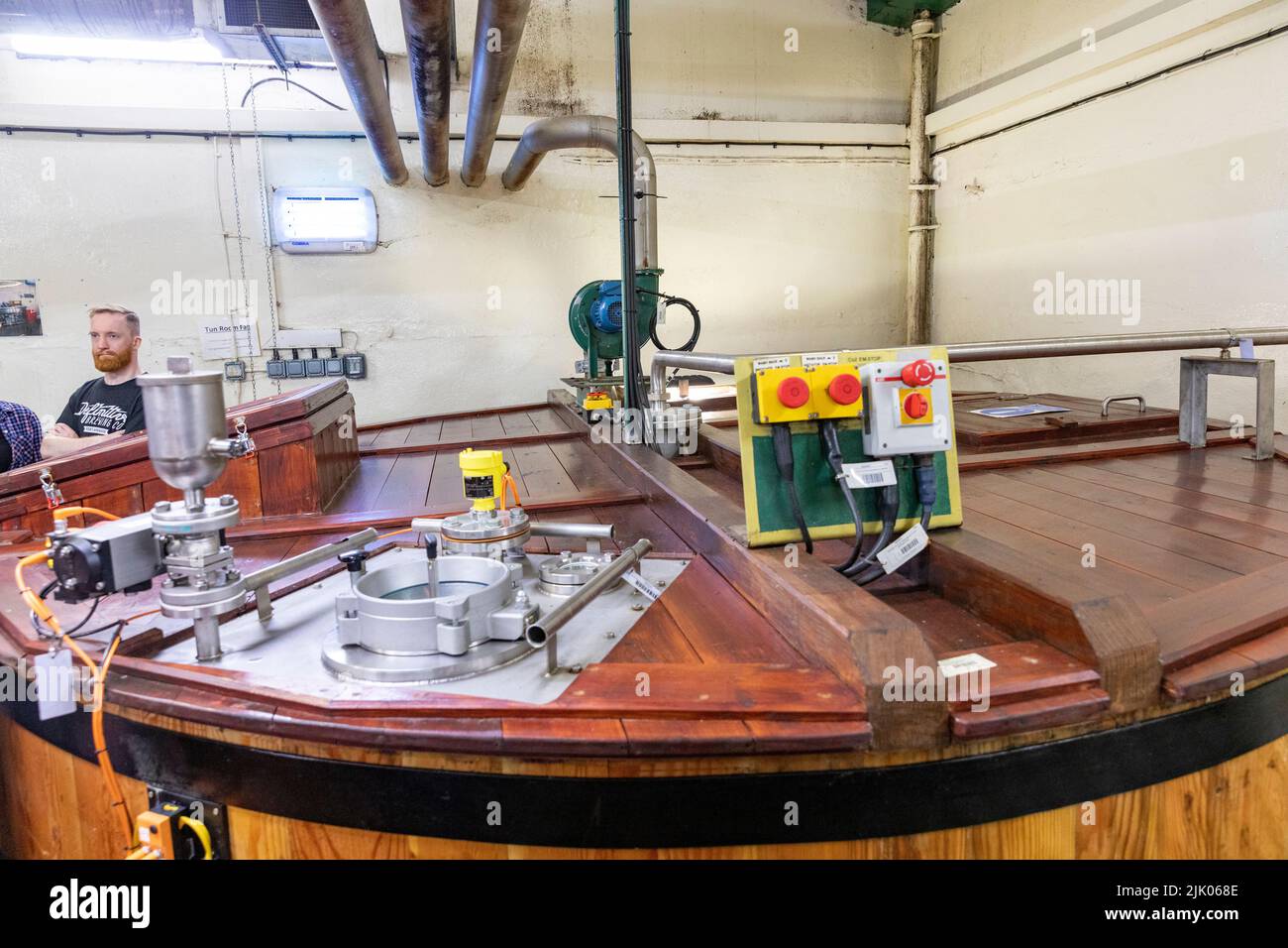 Interno della distilleria di whisky Oban e sala ton con lavorazioni della distilleria per produrre whisky single malt, Oban, Highlands scozzesi, Scozia, Regno Unito Foto Stock