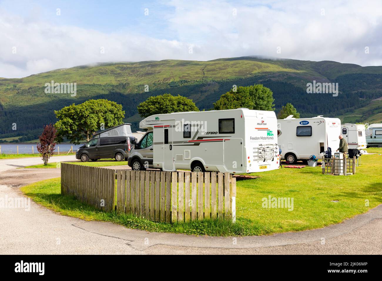 Invercoe Motorhome Park si affaccia Loch Leven, Highlands scozzesi, Regno Unito con camper parcheggiati sul sito, Scozia Foto Stock