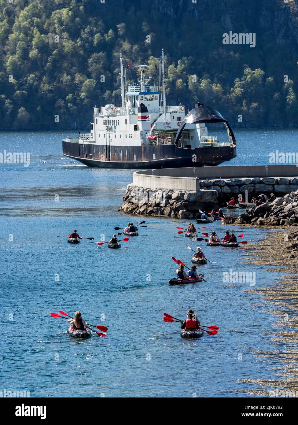 Gruppo di turisti in un giro in kayak, terminando il tour un porto di Leknes al fiordo di Hjorundfjord, Norvegia Foto Stock