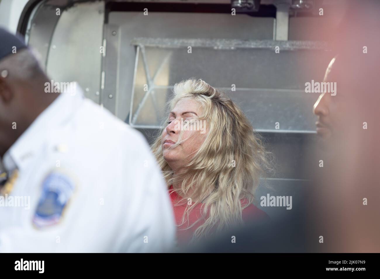 Washington, Stati Uniti. 28th luglio 2022. Washington, DC - 28th luglio 2022: Uno dei manifestanti viene arrestato al di fuori di Nationals Park. I manifestanti climatici con la ribellione dell'estinzione e altri gruppi di attivisti si sono riuniti per distruggere l'annuale gioco di baseball del Congresso quest'anno, collegando armi e cancelli di blocco ai visitatori. Le proteste hanno causato un ritardo nell'avvio del gioco e l'arresto di tre manifestanti. (Foto di Kyle Anderson/Sipa USA) Credit: Sipa USA/Alamy Live News Foto Stock