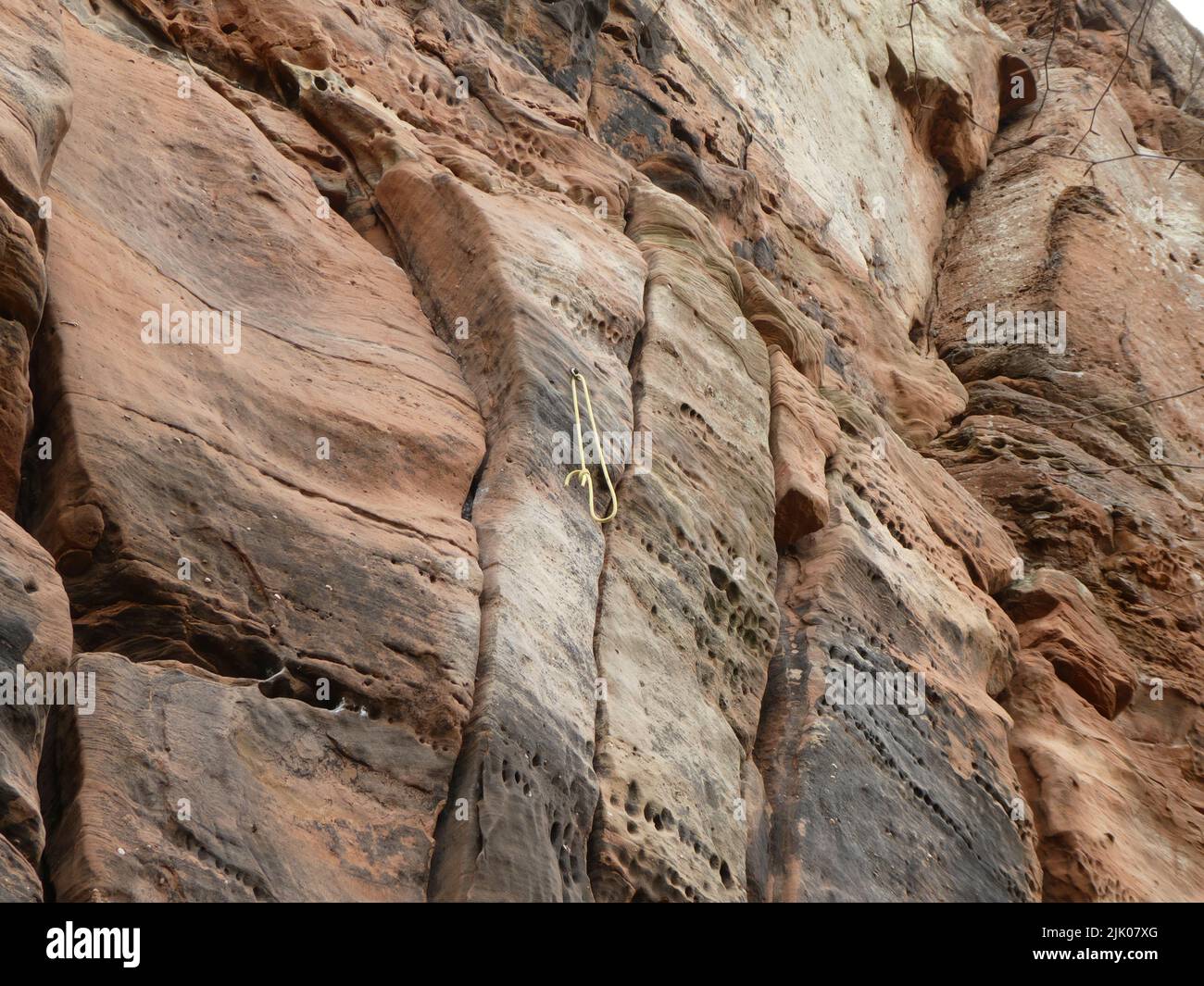 Roccia arenaria con corda da arrampicata vicino a Dahn alla fine dell'inverno Foto Stock