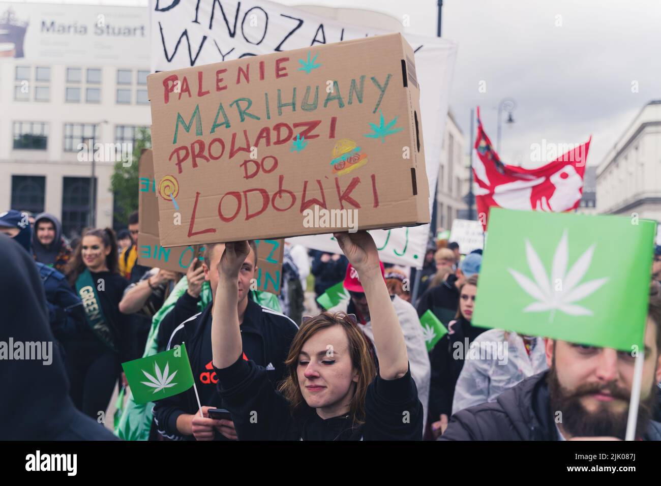 05.28.2022 Varsavia, Polonia. Giovani polacchi europei durante la marcia di marijuana a favore della legalizzazione nel centro di Varsavia. Appetito dopo aver fumato il concetto di erbaccia. Foto di alta qualità Foto Stock