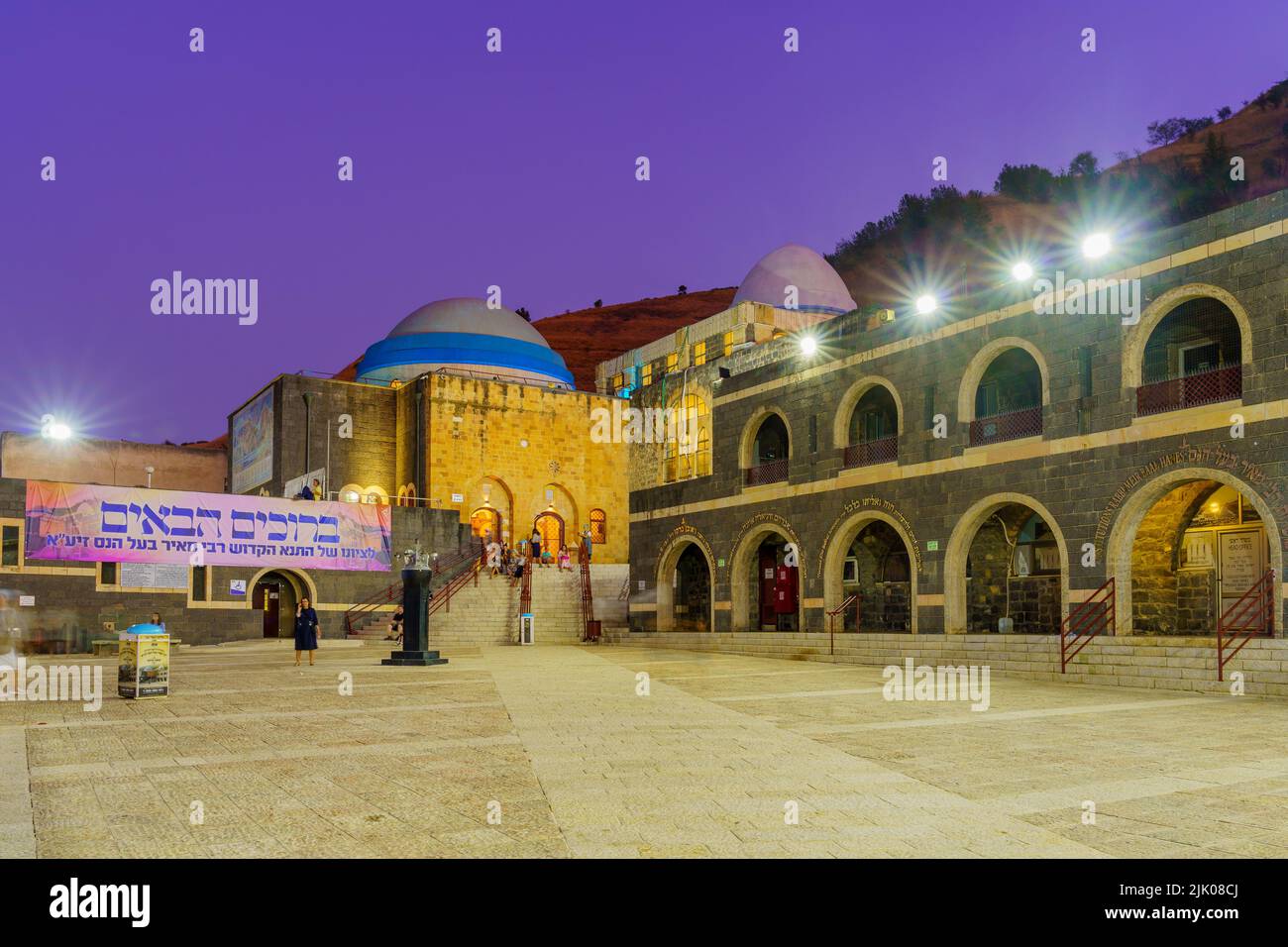 Tiberias, Israele - 27 luglio 2022: Vista serale della Tomba di Rabbi Meir Baal Hanes, con i visitatori, a Tiberias, Israele Foto Stock