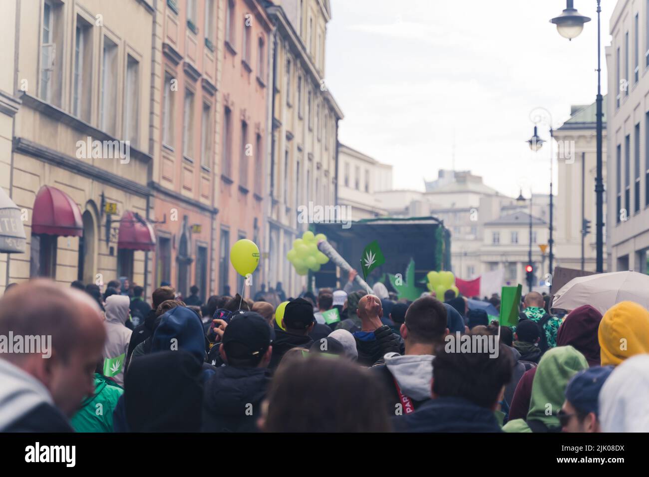 05.28.2022 Varsavia, Polonia un raduno di popoli europei durante una delle tante marce pro-marijuana. Scatto all'aperto. Concetto legale di cannabis ricreativa. Foto di alta qualità Foto Stock