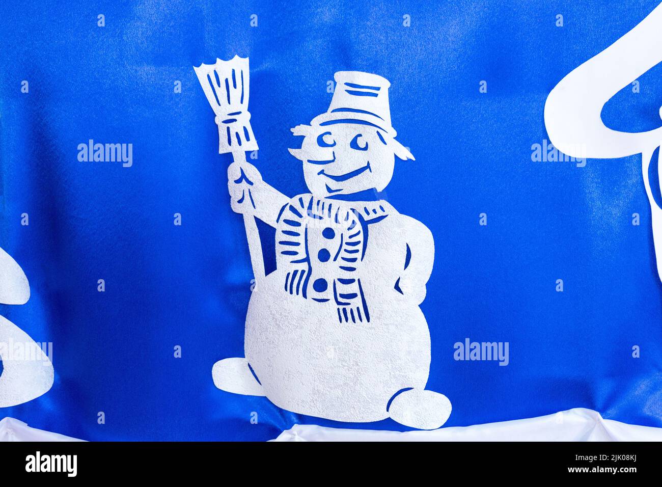 Pupazzo di neve bianco su sfondo blu. Design invernale dei locali della scuola per bambini Foto Stock