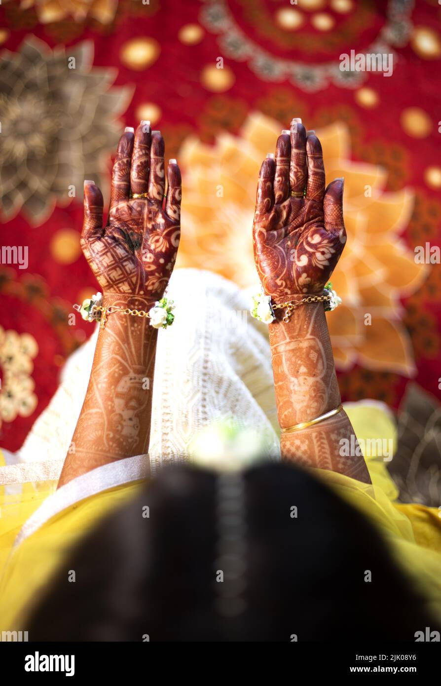 Bella sposa indiana mostrando mani mehndi design. Coppia di mani vista dall'alto del tradizionale design henné sulla mano dei bridals. Foto Stock
