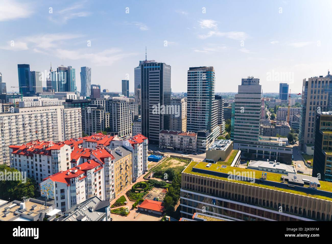 7.22.2022 Varsavia, Polonia. Vista aerea del drone della città eclettica. Molti stili architettonici si uniscono e creano il centro di Varsavia. Cielo blu, tempo soleggiato. Foto di alta qualità Foto Stock