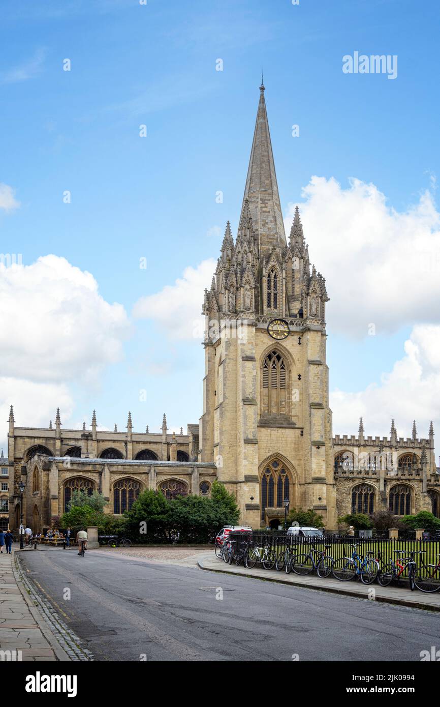 University Church of Saint St Mary la vergine Radcliffe Square Sq frontage vista contro un cielo blu con la nuvola di luce Oxford Inghilterra UK Foto Stock