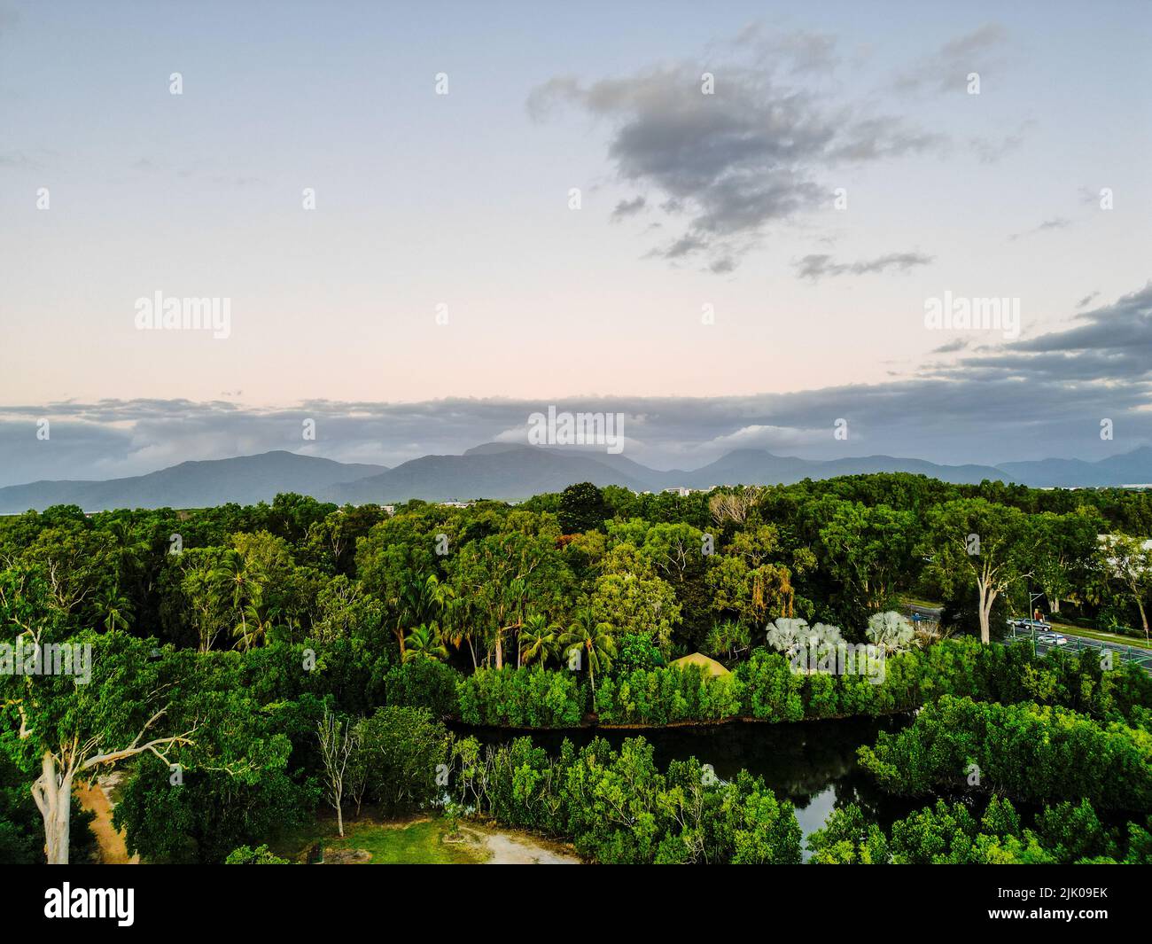 Vista aerea del giardino botanico di Cairns e delle montagne al tramonto Foto Stock