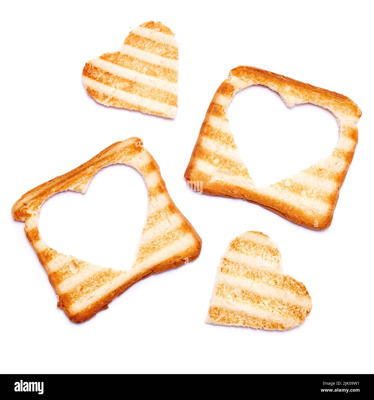 Pane tostato con segni del grill e foro a forma di cuore isolato su sfondo bianco Foto Stock