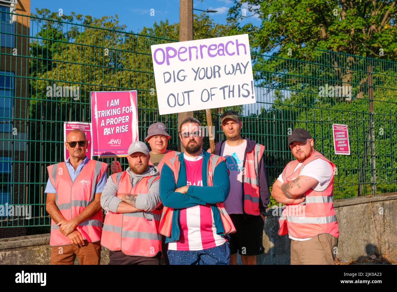Bristol, Regno Unito. 29th luglio 2022. Gli ingegneri BT OpenREACH che sono membri della Communications Workers Union CWU sono in sciopero. Nella foto è raffigurata la linea delle foto fuori dal centro BT OpenReach di Horfield Bristol. Gli sciatori sono preoccupati per un aumento dei salari al di sotto dell'inflazione. Credit: JMF News/Alamy Live News Foto Stock
