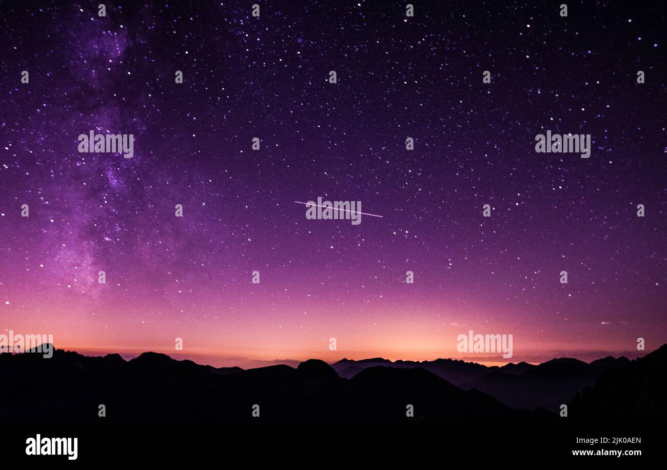 Cielo notturno sulle sagome delle montagne ondulate Foto Stock