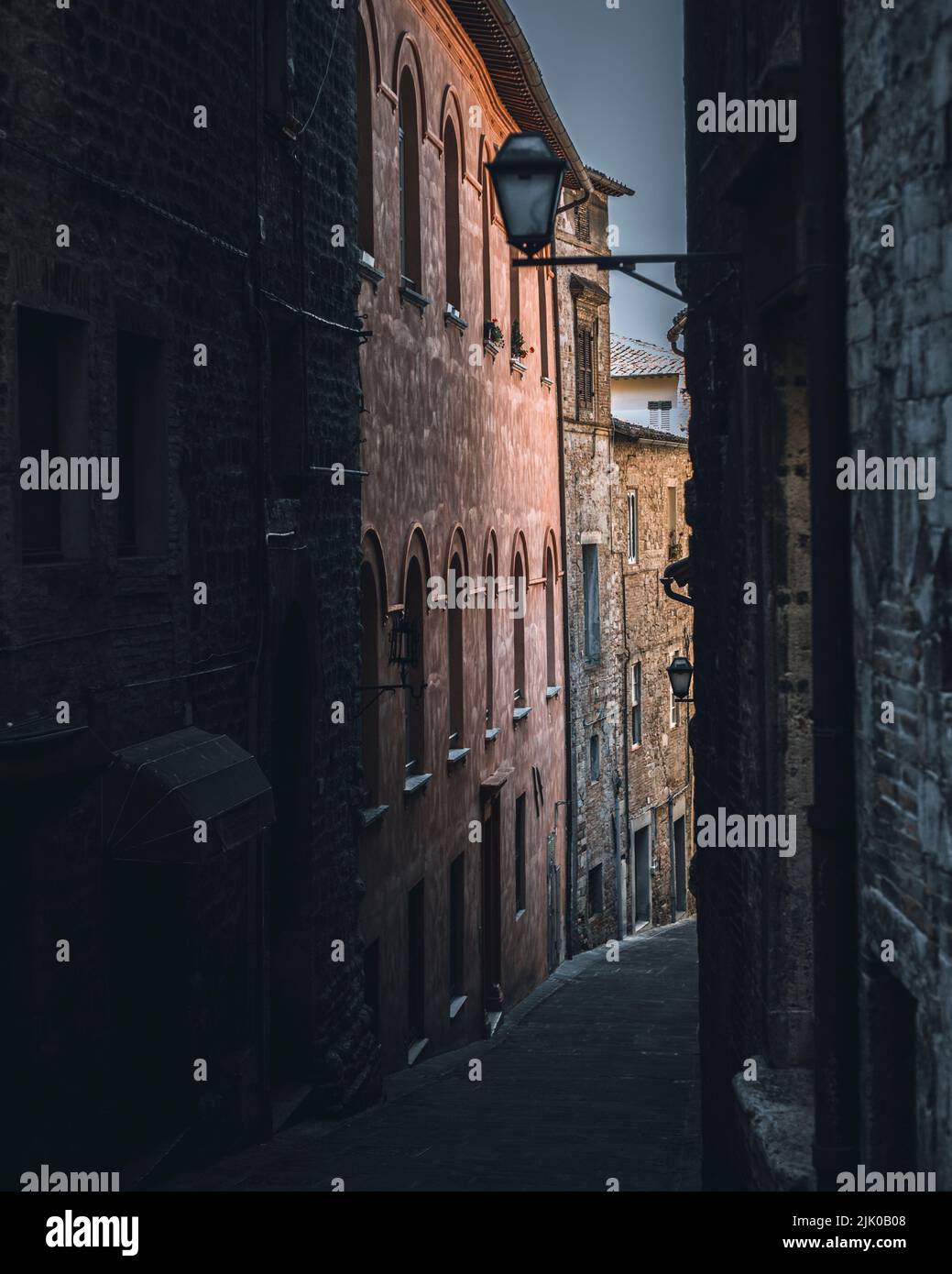 Una foto verticale di una bella strada stretta tra due edifici Foto Stock